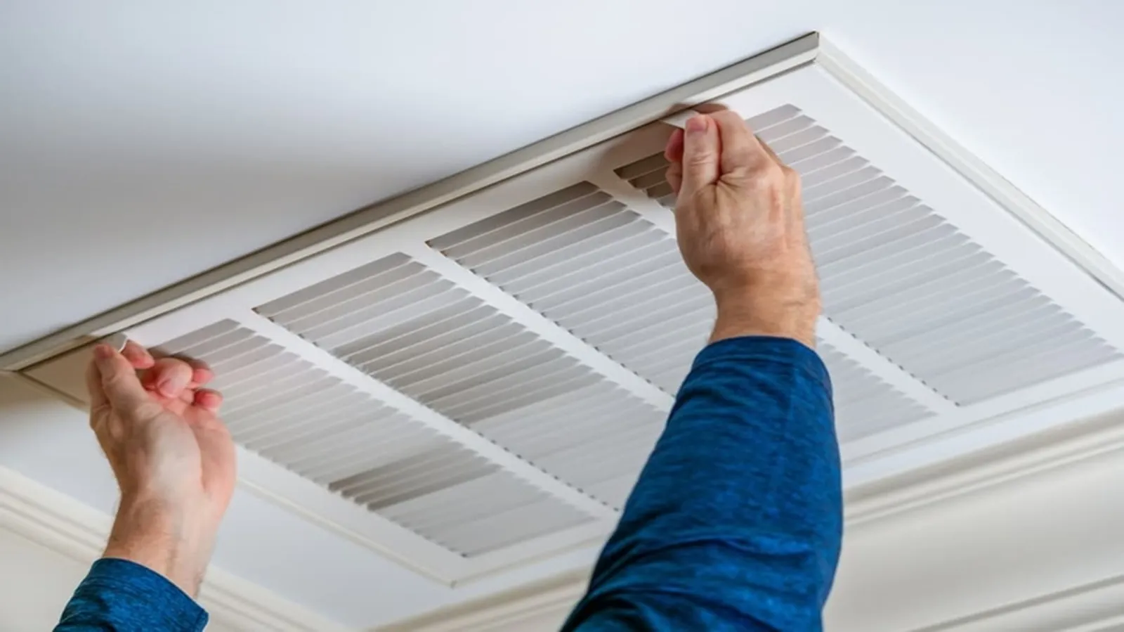 Teknisi Service Ac AK Teknik sedang memeriksa unit AC indoor di rumah warga