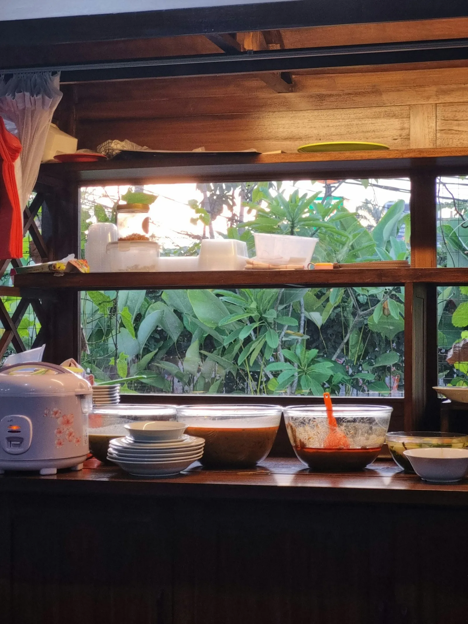 Teknisi memeriksa dan memperbaiki rice cooker yang tidak berfungsi